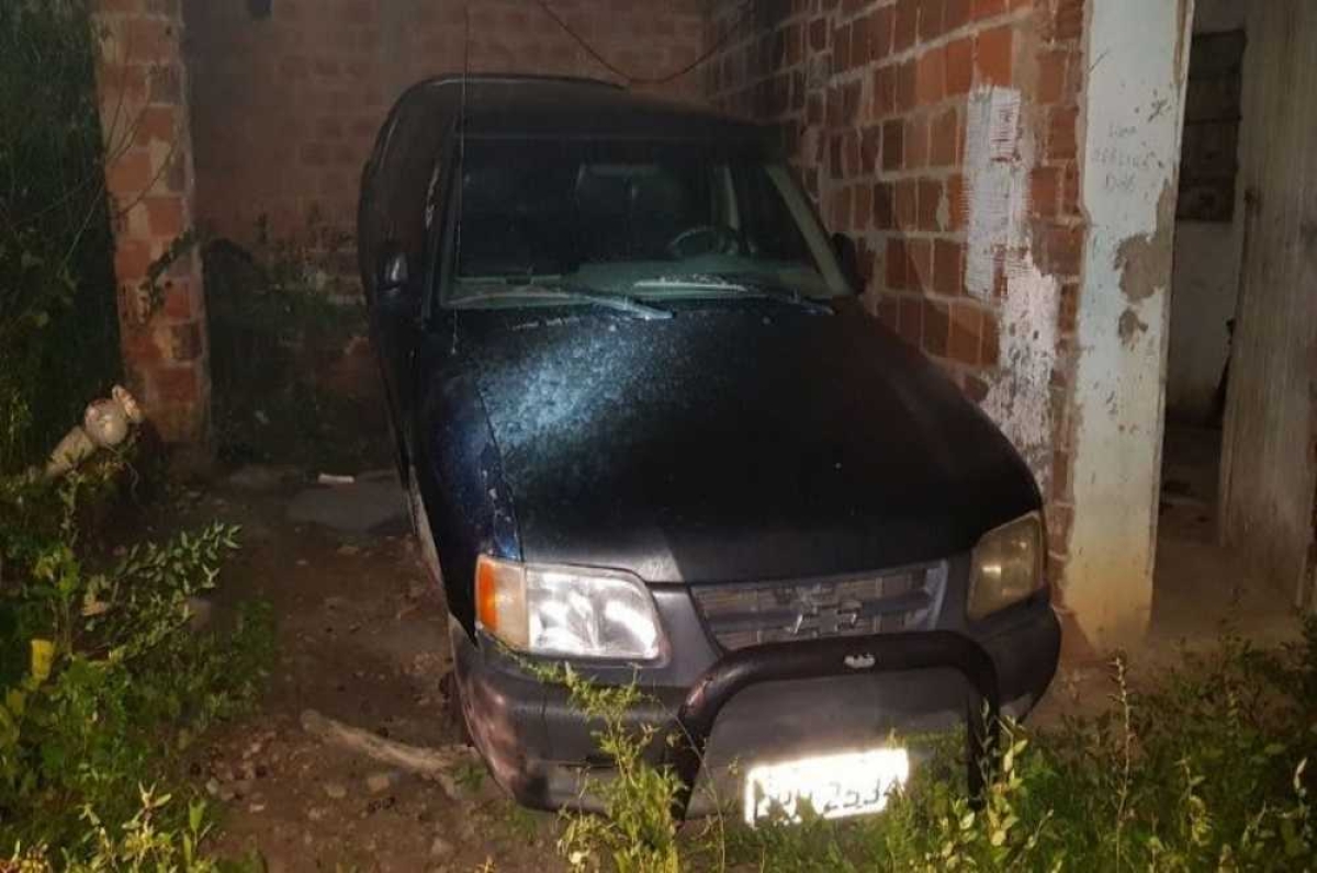 Carros roubados foram encontrados na propriedade (Foto: Portal Infonet) 