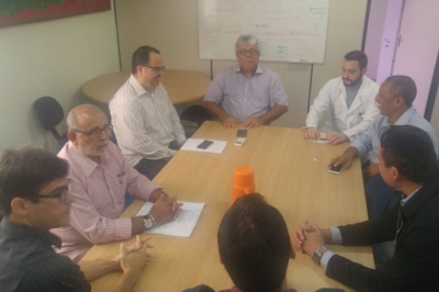 Secretário Almeida Lima cobra compromisso da rede básica para acabar com a superlotação no Huse (Foto: SES)