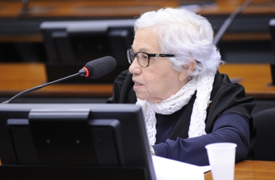 Creusa: a cada três anos, o idoso deve enfrentar novamente toda a burocracia estatal e arcar com o pagamento das taxas devidas para renovação da Carteira de Habilitação (Foto: Lucio Bernardo Jr. / Câmara dos Deputados)