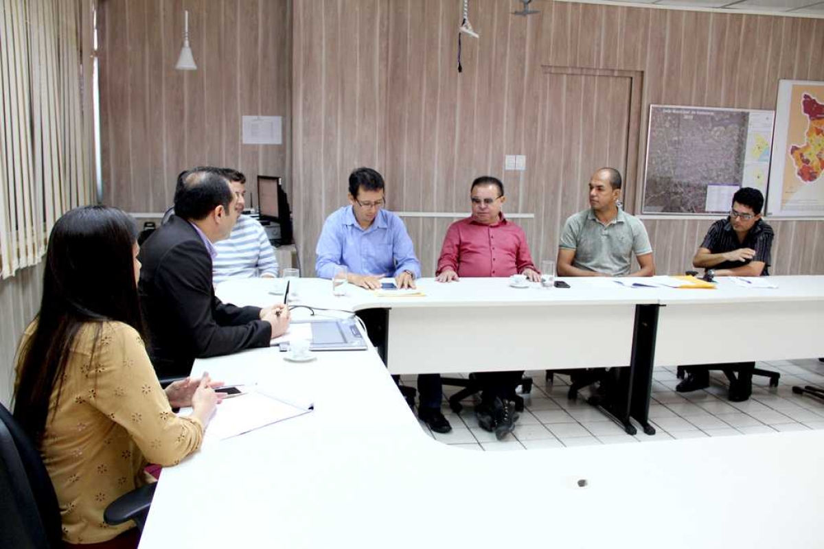 Secretários discutem com dirigentes do Sindipen/Sergipe projeto de lei da categoria (Foto: Seplag/SE)