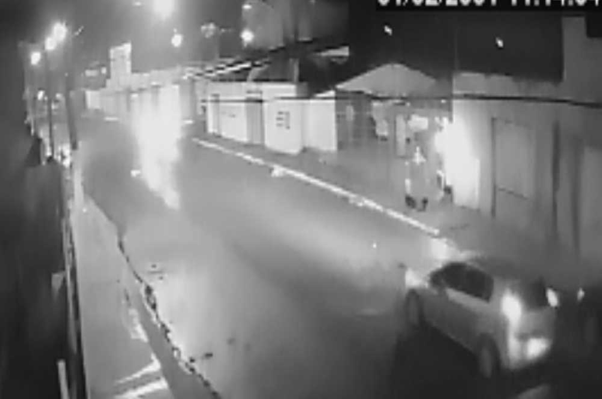 Momento em que o veículo ocupado pelos criminosos se aproxima do local onde a vítima se encontrava (Foto: Reprodução/Vídeo)