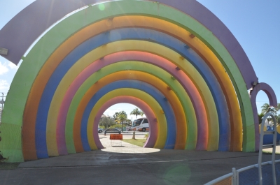 Secretaria de Infraestrutura vai substituir arco-íris do mundo da criança na Orla de Atalaia (Foto: Jorge Reis/Seinfra)
