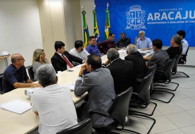 Edvaldo Nogueira se reúne com taxistas e dá prazo de 90 dias para estudar viabilidade de projeto (Foto: Janaína Santos/PMA)