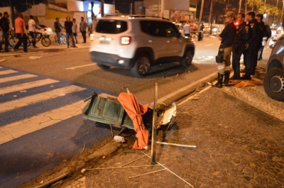 Carrinho usado pelo ambulante ficou destruído  (Foto: Portal Infonet)