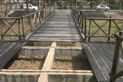  Estacas foram retiradas e buraco permanece no local (Foto: Portal Infonet) 