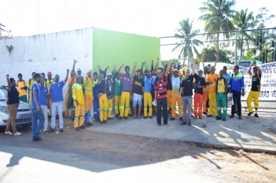  Funcionários querem aumento de salários e melhores condições de trabalho (Foto: Portal Infonet)