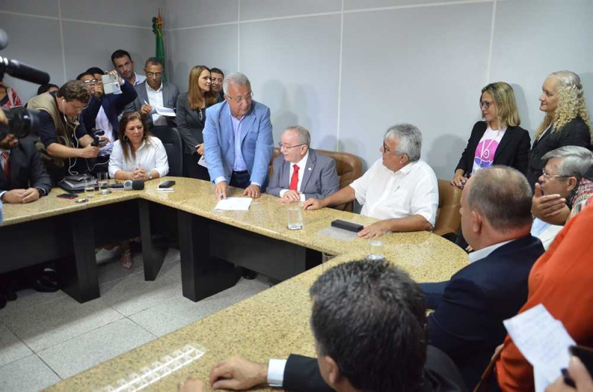 Na Alese: Luciano Bispo, junto aos deputados, comemora convênio assinado por Jackson Barreto (Foto: Agência Alese)