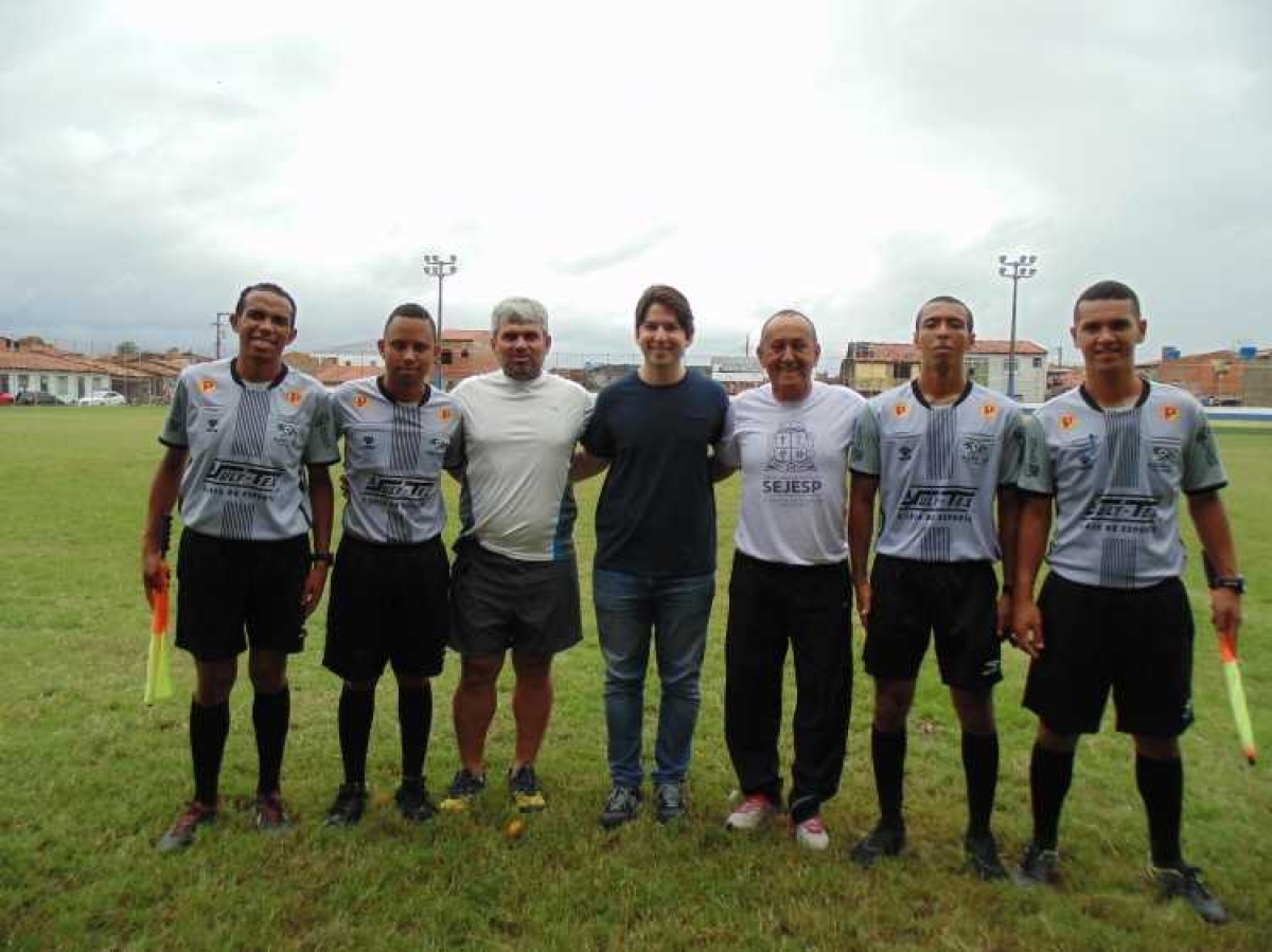 Secretário Jorge Araujo ao lado de colaboradores da Sejesp e árbitros da competição (Foto: PMA)