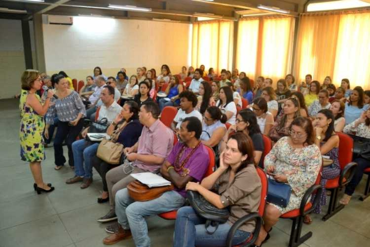Secretária Cecília Leite explica aos diretores os motivos que levaram à decisão de cancelamento (Foto: Walter Martins)