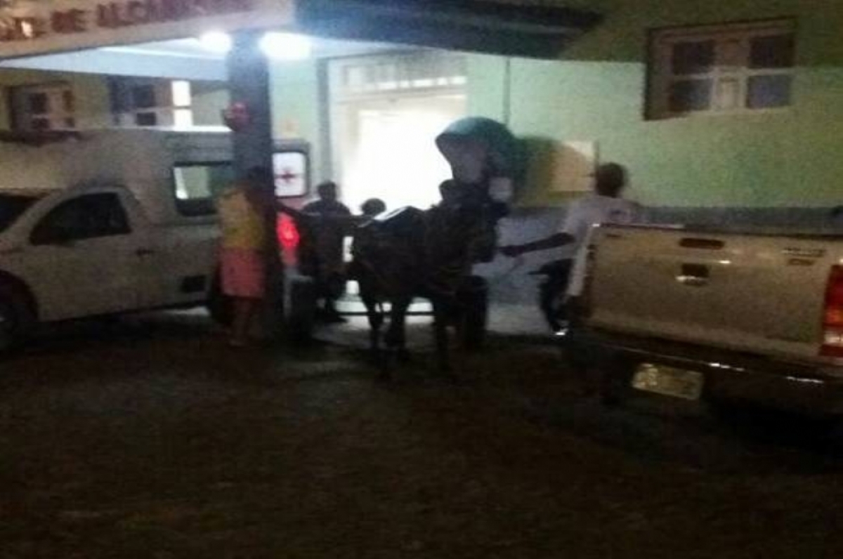 Fotos denunciam pacientes chegando à hospital em carroça (Foto: Redes Sociais/Via Portal Infonet)