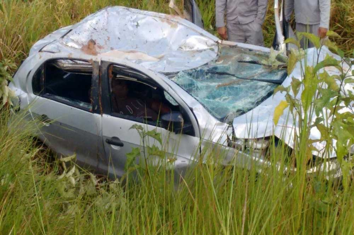 Veículo caiu de uma ribanceira de cinco metros (Foto: Reprodução/Facebook/Informações Policiais)