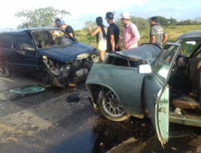 Casal gloriense sofre acidente automobilístico em rodovia do Alto Sertão (Foto: WhatsApp)
