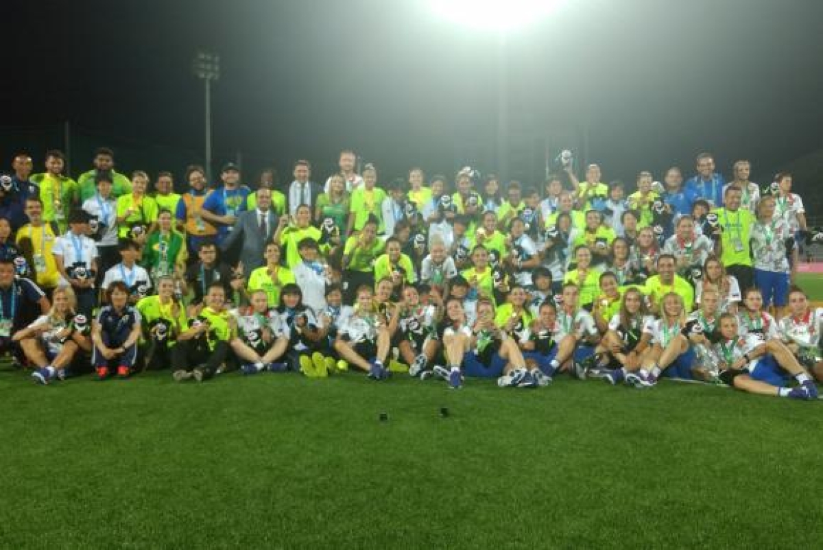 Taipei - Brasileiras comemoram a medalha de ouro no futebol feminino na Universíade ao lado de jogadoras japonesas e russas (Foto: Vinícius Lisboa/Agência Brasil)