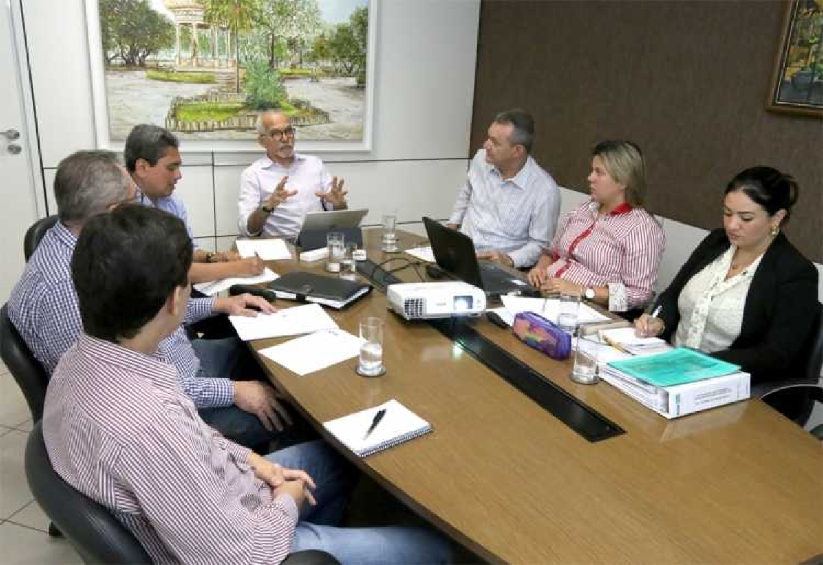 Prefeito de Aracaju reúne equipe para discutir projetos do BID (Foto: Sérgio Silva/PMA)