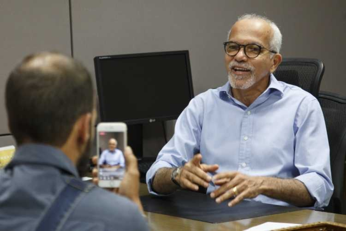 Pelo 8º mês seguido, prefeito de Aracaju paga salários dos servidores em dia (Foto: Marco Vieira/PMA)