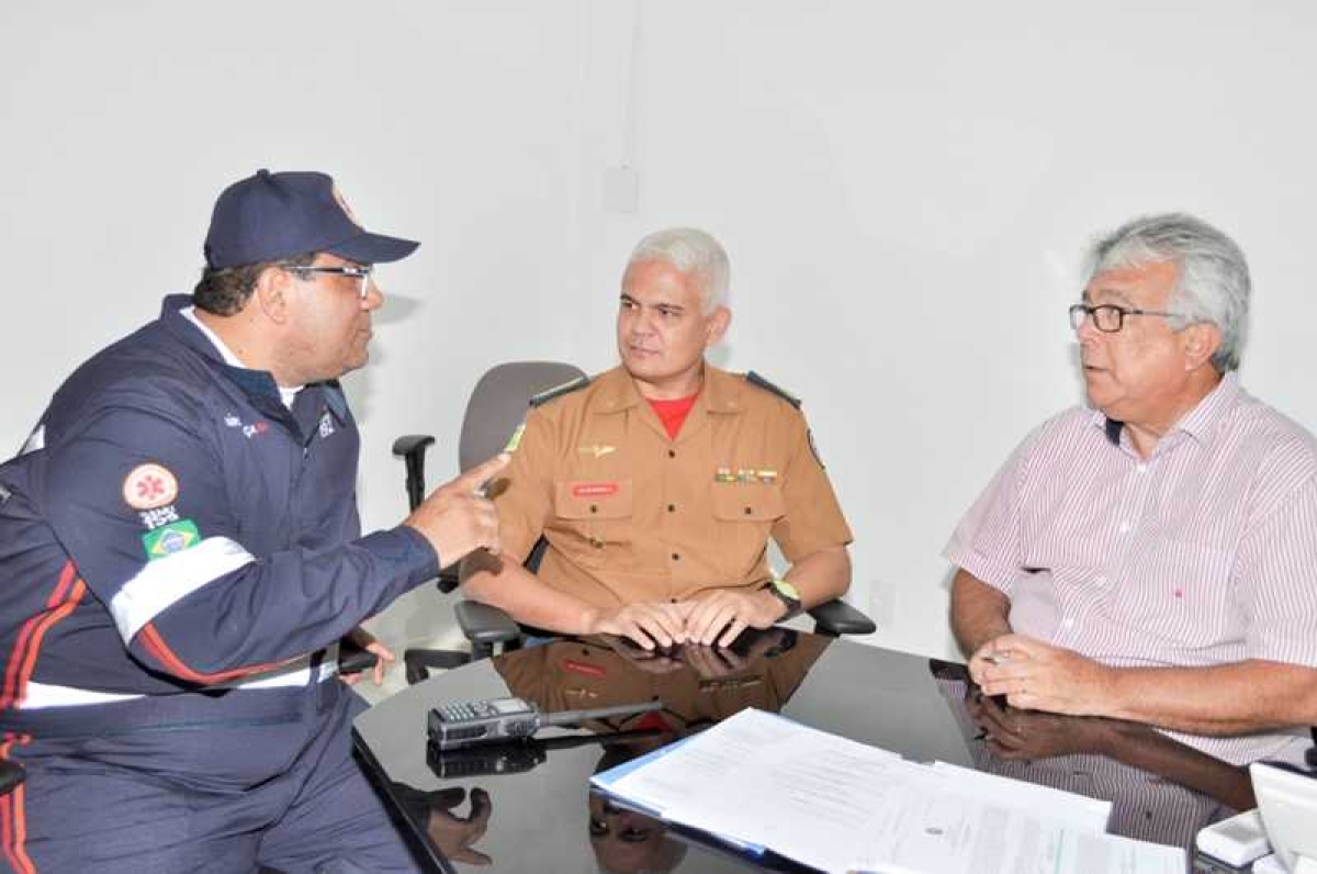 Superintendente do Samu, Márcio França, comandante do Corpo de Bombeiros, Coronel Mendes, e secretário de Estado da Saúde, Almeida Lima (Foto: SES/SE)