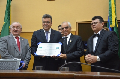 Grão-mestre Lourival Mariano recebendo a placa (Foto: Jadilson Simões)