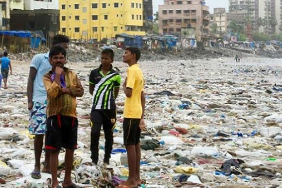 Em alguns lugares do mundo a poluição por plásticos é simplesmente catastrófica, como nesta praia em Mumbai, na Índia (Foto: Arquivo PNUMA)