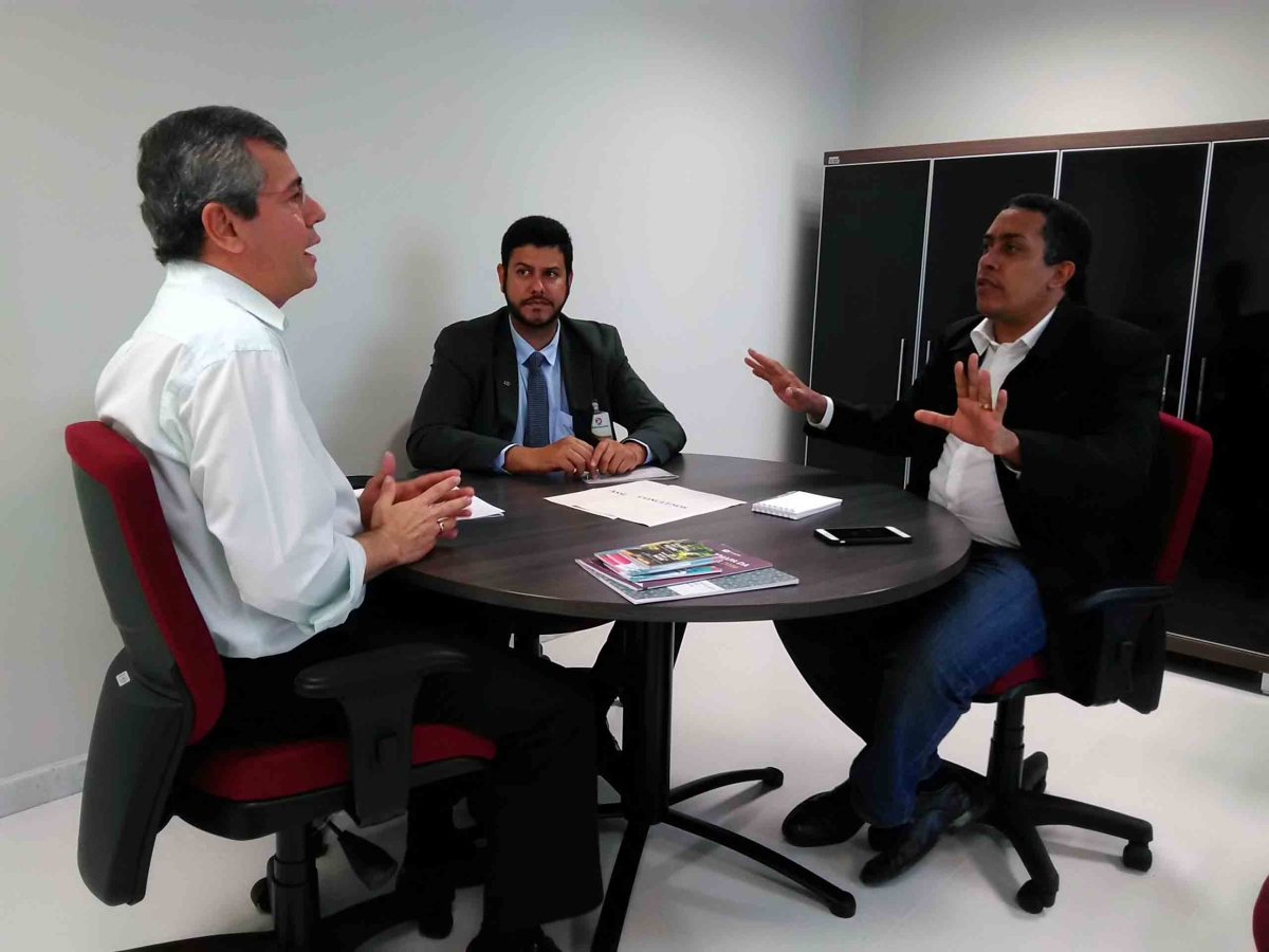 Vereador Iran Barbosa, acompanhado de seu assessor jurídico, discute sobre cortas com Valois (Foto: Site Iran Barbosa)
