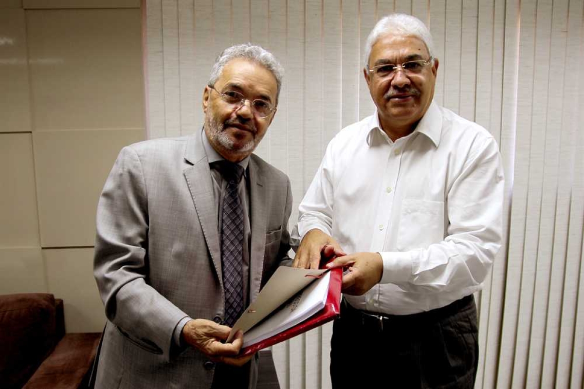Zezinho Guimarães entrega estudo e pedido de auditoria ao TCE/Sergipe para Sergás (Foto: Kleber Santos/TCE/SE)