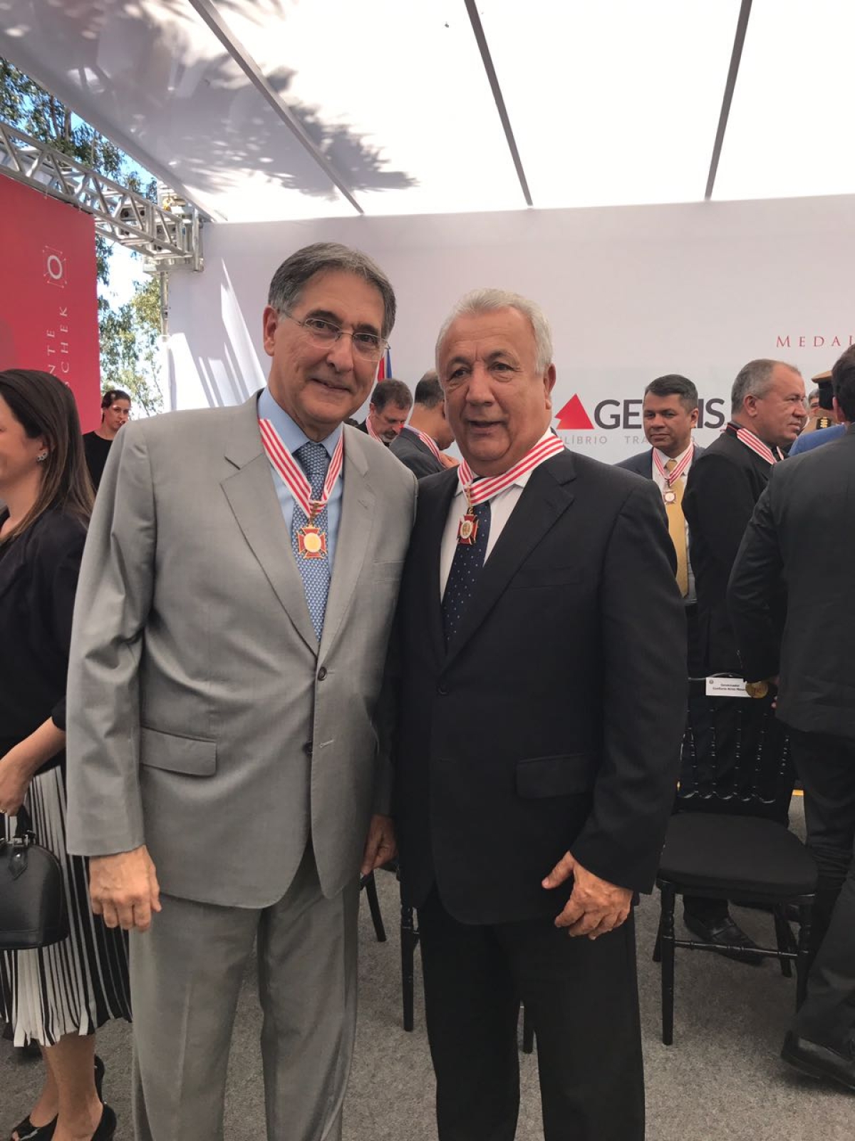 Jackson recebe a medalha JK, maior homenagem do governo de Minas Gerais (Foto: ASN)