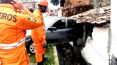 Veículo invade casa e bombeiros realizam o resgate (Foto: Joselito Farias - 1º Sargento BM)