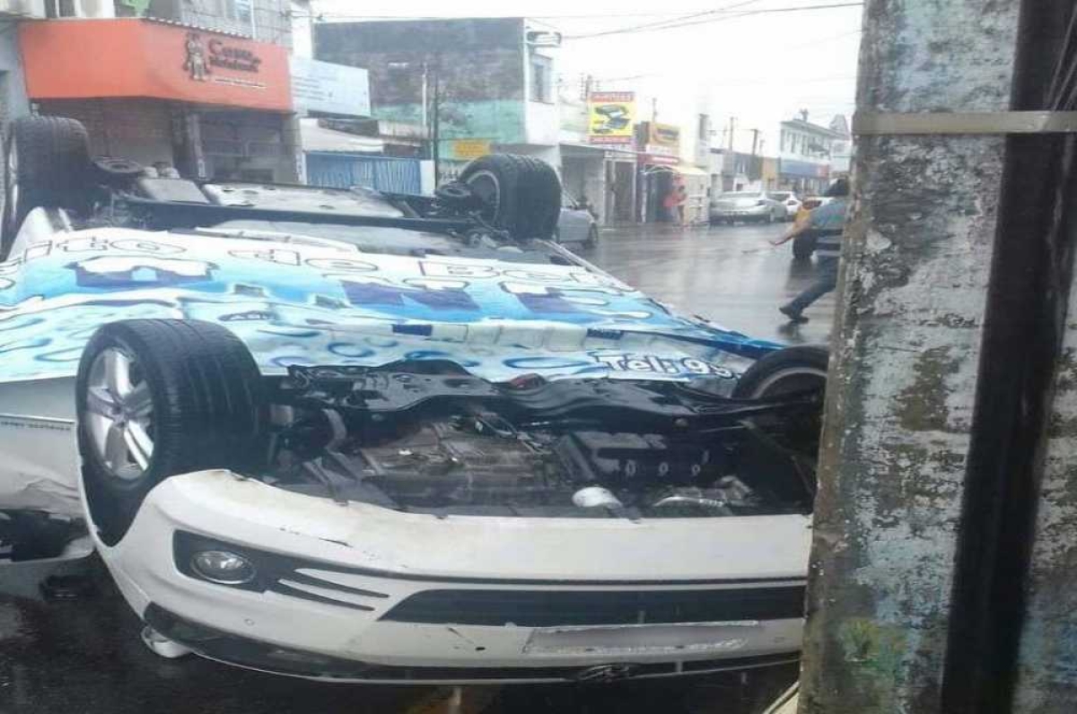 O acidente ocorreu num cruzamento entre as ruas Sete de Setembro com Simão Dias (Foto: Reprodução/WhatsApp/JP e Ana)
