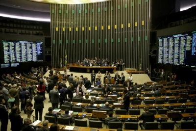 Plenário suspende votação da Proposta de Emenda à Constituição (PEC) 77/03, que trata de reforma política (Foto: Wilson Dias/Agência Brasil)
