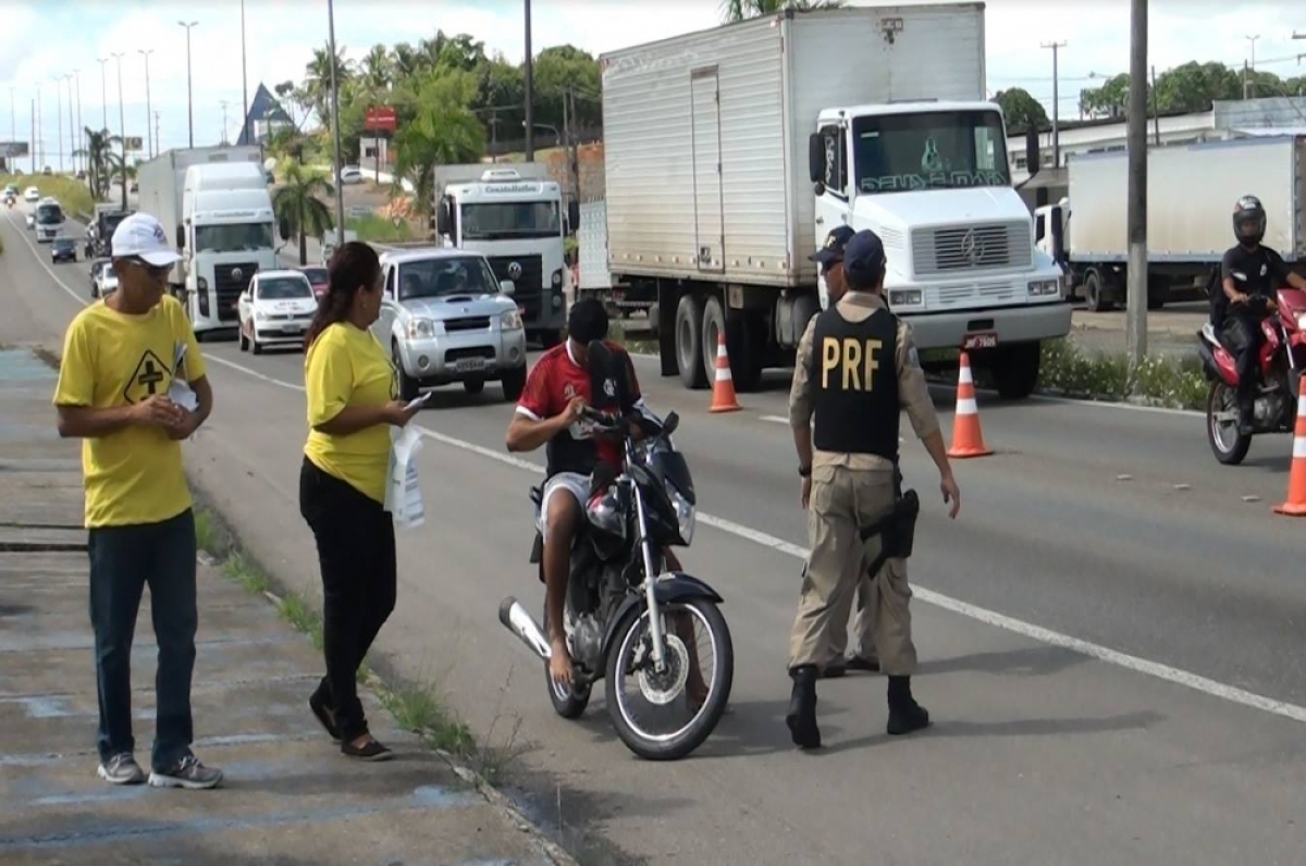 Os agentes faziam fiscalizaão rotineira quando fizeram  apreensões (Foto: Arquivo PRF/SE)