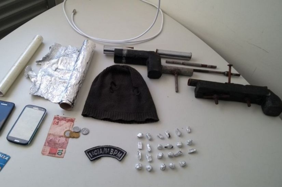 Dupla é presa com espingardas e droga no bairro Santa Maria (Foto: SSP/SE)