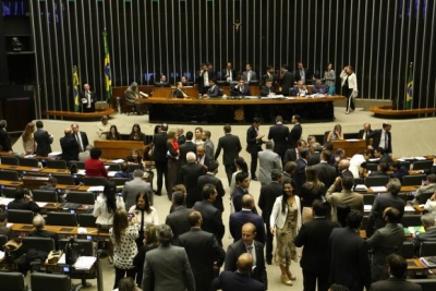 Plenário da Câmara durante votação de destaques à PEC 282/16, que proíbe as coligações partidárias nas eleições proporcionais e estabelece cláusula de desempenho para os partidos Fabio Rodrigues (Foto: Pozzebom/Agência Brasil)
