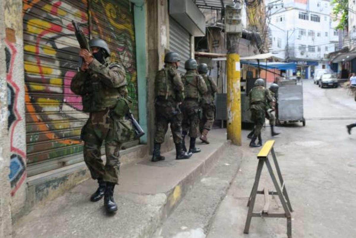 Militares fazem cerco à Rocinha após tiroteio entre traficantes e policiais (Foto: Vladimir Platonow/Agência Brasil)
