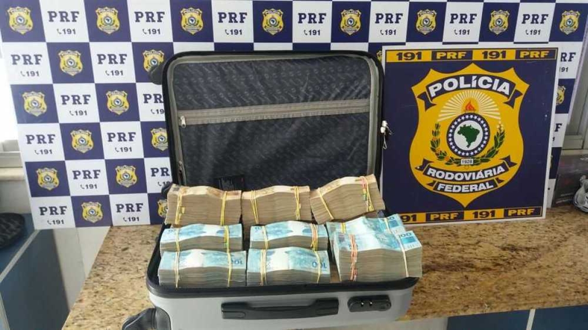 Mala com R$ 700 mil apreendida pela PRF (Foto: Divulgação/PRF/BA)