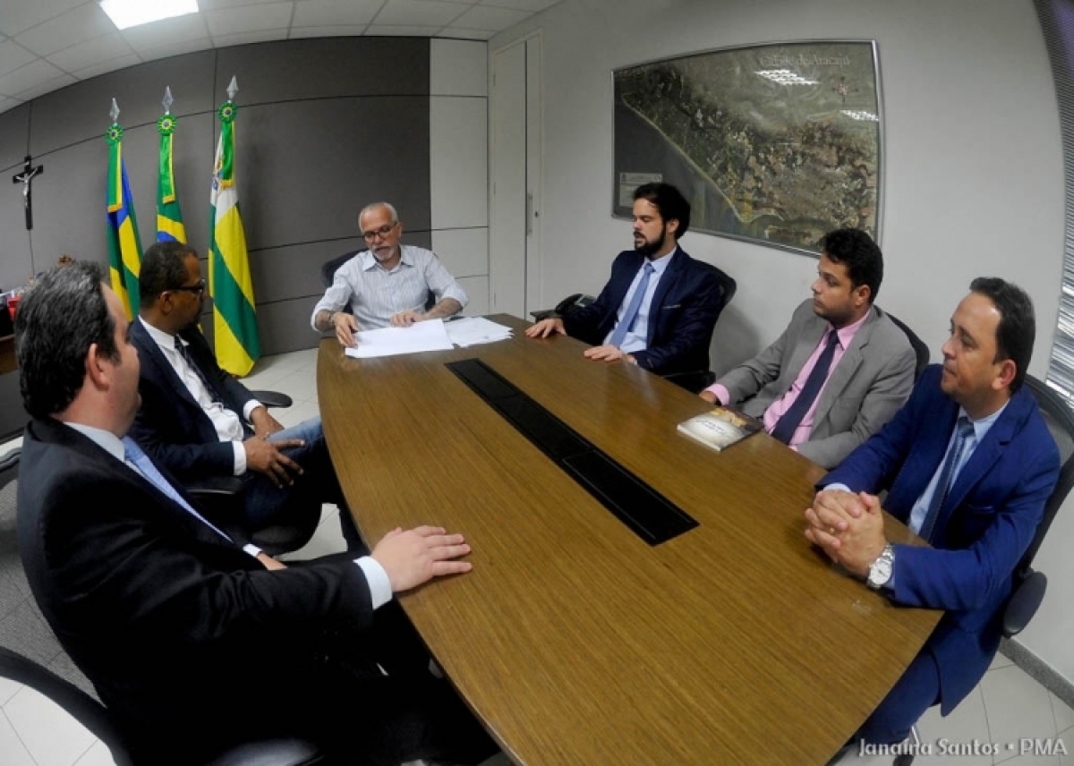 Prefeito de Aracaju sanciona leis de atualização e desburocratização tributária (Foto: Janaína Santos/PMA)