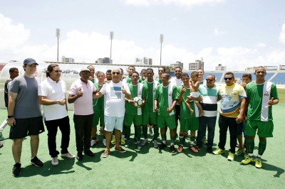 Jackson premia times da Copa Santos Dumont de Futebol Amador (Foto: Victor Ribeiro/ASN)