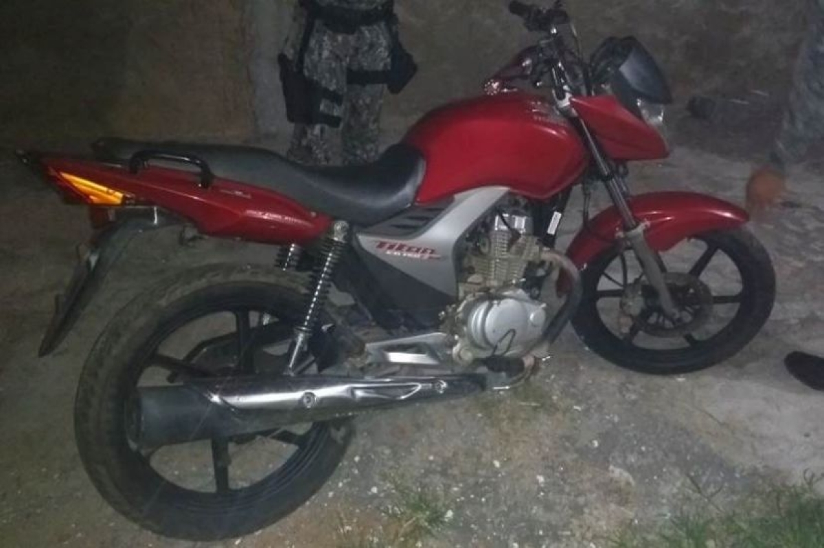 Moto com restrição é recuperada na Coroa do Meio (Foto: SSP/SE)