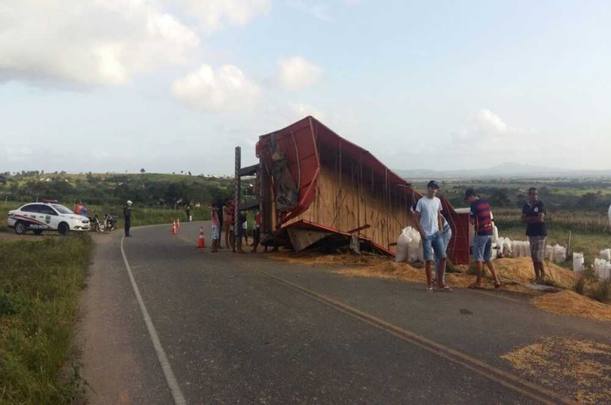 Caminhão com carga de grãos tomba em Frei Paulo (Foto: BPRv)