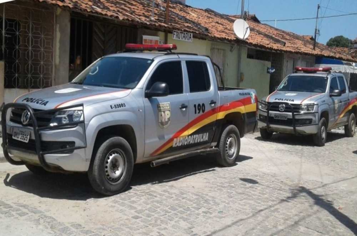 Mesmo com cerco policial, pessoas que estavam na casa conseguiram fugir pelos fundos (Foto: SSP/SE)