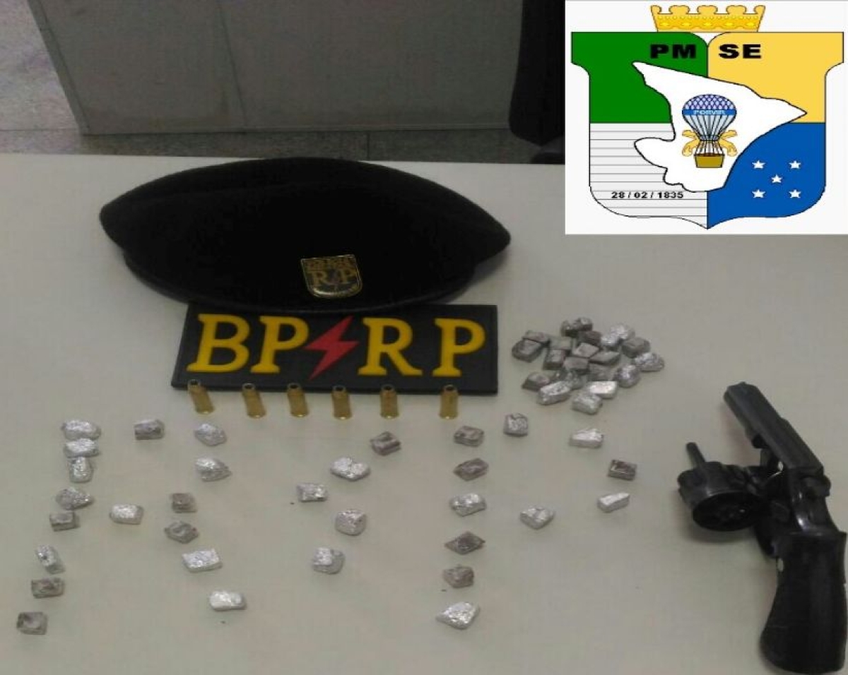 Homem é flagrado com drogas e revólver no bairro Cidade Nova (Foto: SSP/SE)