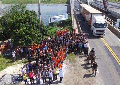 Ato simbólico aconteceu na ponte que interliga os estados de Sergipe e Alagoas (Foto: FPI/SE)