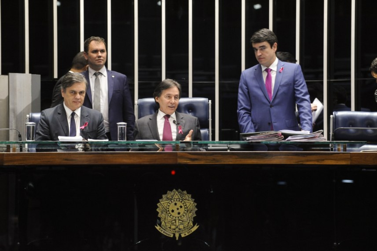 O presidente do Senado, Eunício Oliveira, conduziu a votação e explicou que a matéria segue para análise da Câmara dos Deputados (Foto: Jonas Pereira/Agência Senado)