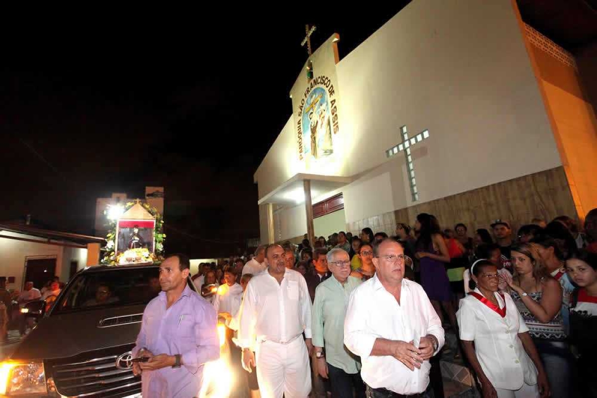 O vice-governador também acompanhou a procissão do Santo protetor do animais no bairro Santos Dumont, em Aracaju (Foto: André Moreira/ASN)