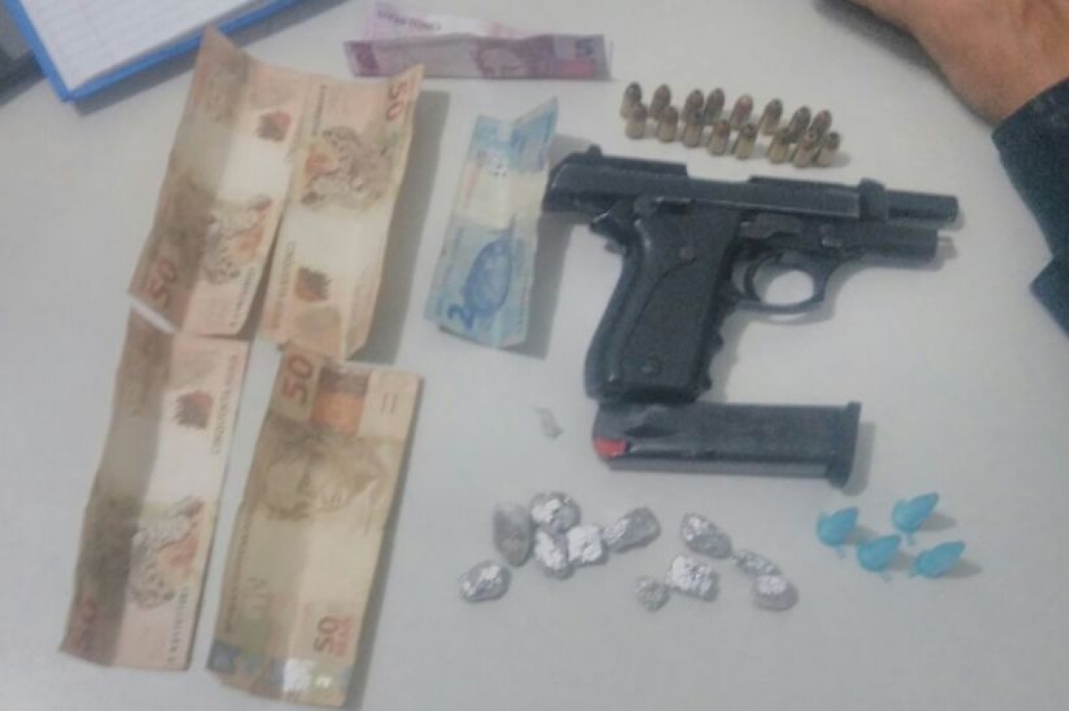 Arma de fogo e drogas são apreendidas no Bairro São Conrado (Foto: SSP/SE)