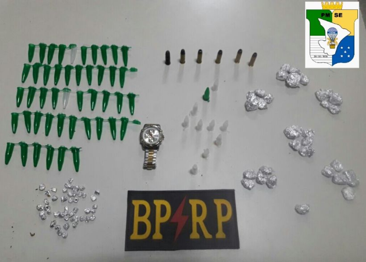 Homem é preso com drogas e munição no bairro Santos Dumont (Foto: SSP/SE)