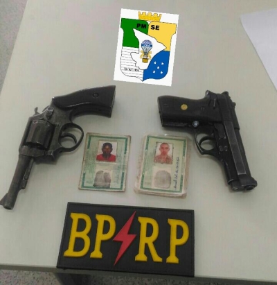 Radiopatrulha prende dupla e apreende armas no Lamarão (Foto: SSP)