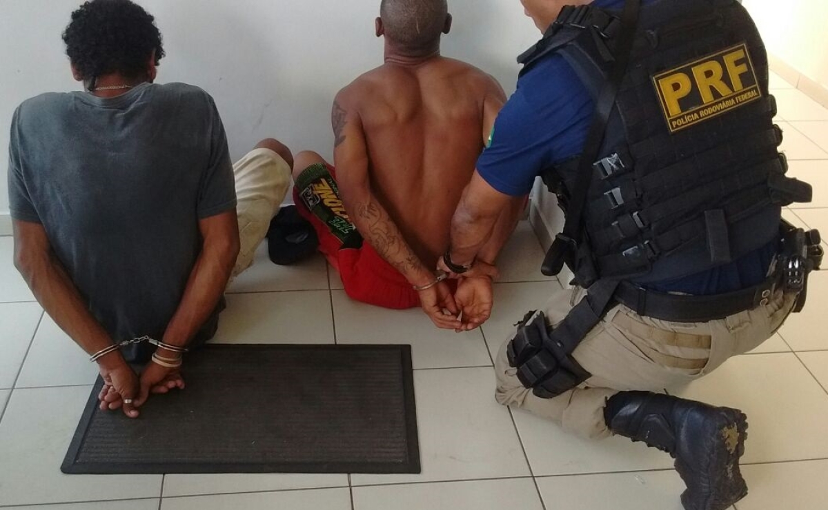 Assaltantes de ônibus são detidos pela PRF (Foto: Assessoria PRF/SE)