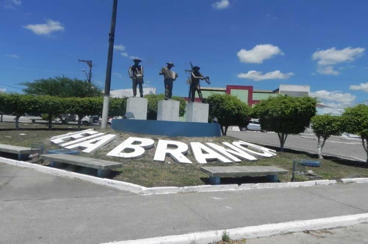 O prédio foi alvejado por quatro disparos de arma de fogo (Foto: Arquivo Portal Infonet)