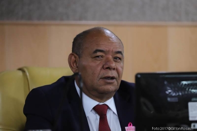 Seu Marcos cobra do prefeito processo licitatório para transporte público  (Foto: Gilton Rosas)