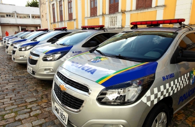 Casal é preso por tráfico e porte ilegal de arma de fogo no Orlando Dantas (Foto: SSP)