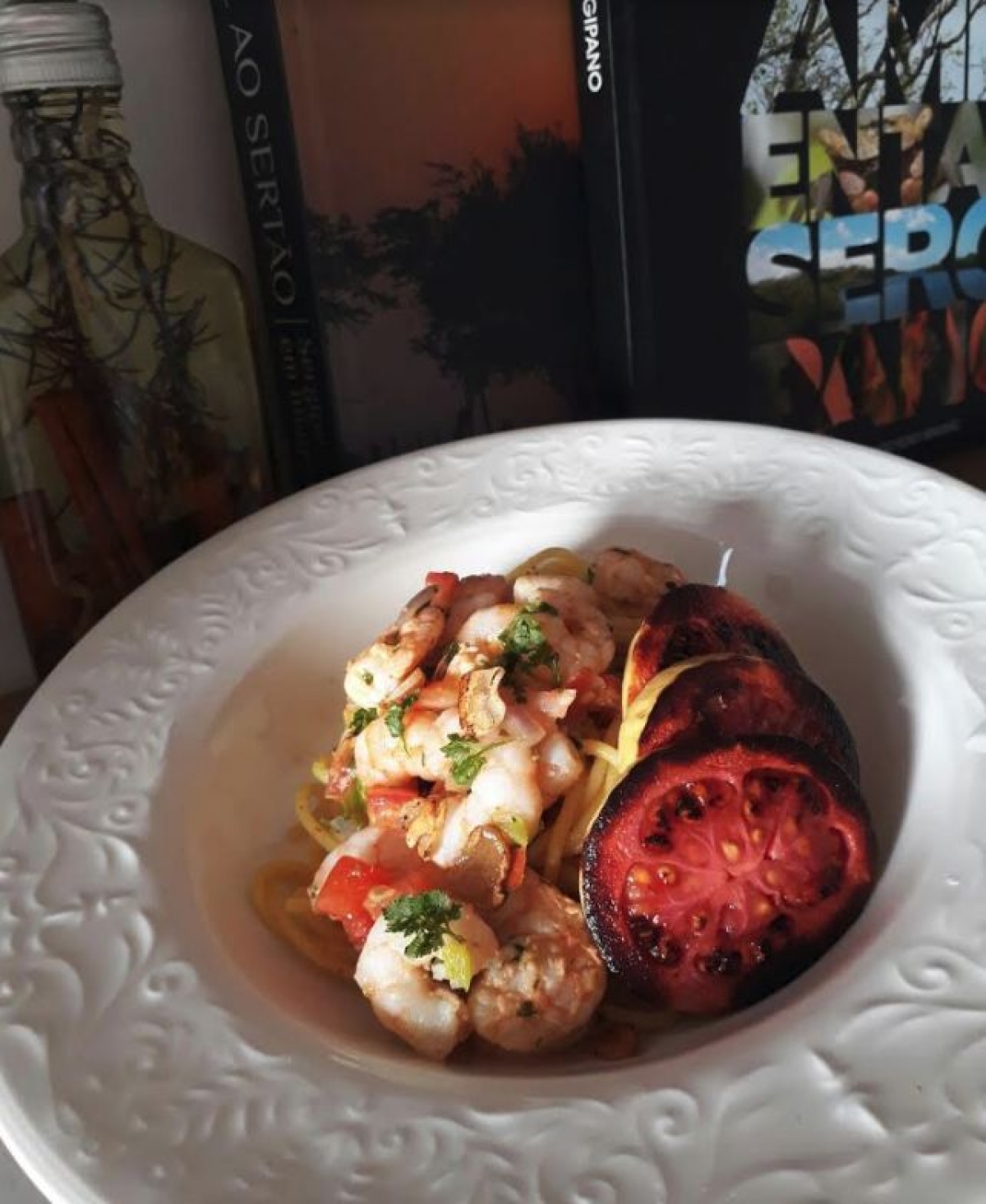 Espaguete ao alho e óleo zafferano com vinagrete quente de Camarões e goiaba grelhada (Foto: Kimberly Dantas/Divulgação)